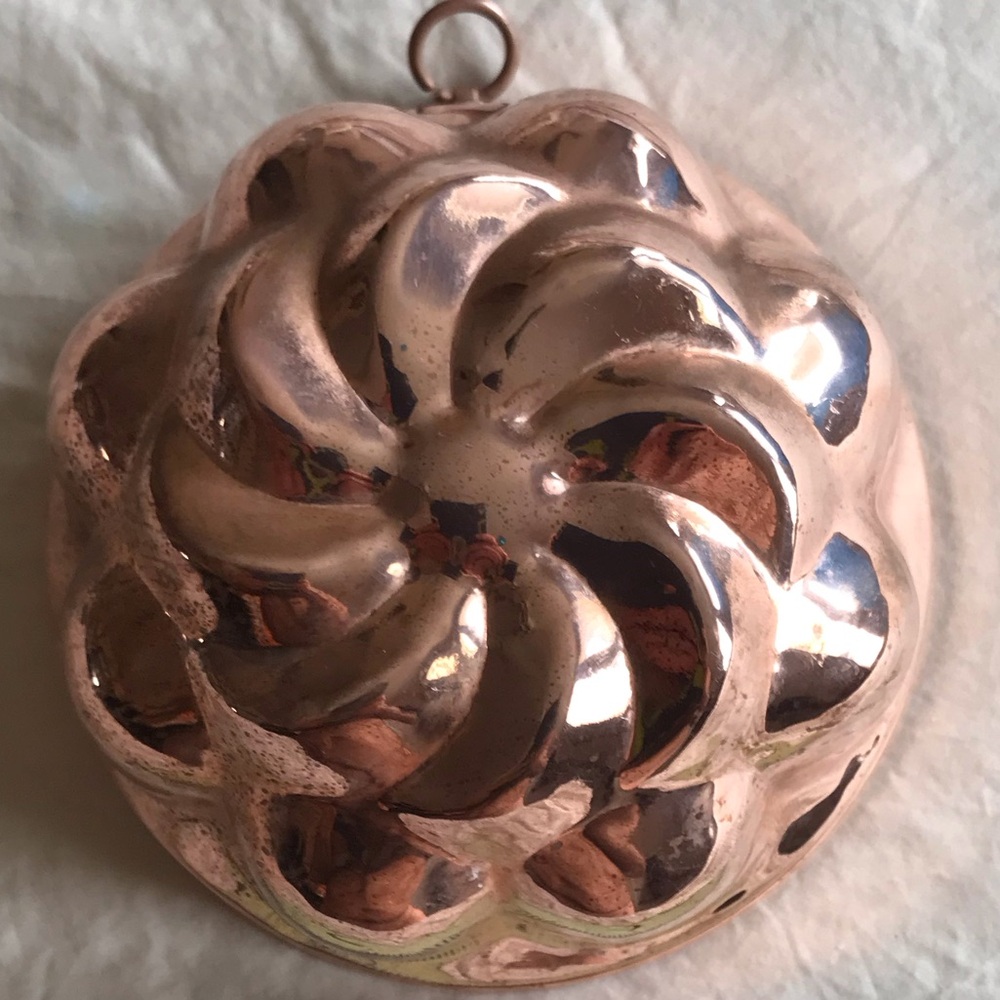 Williams-Sonoma Bundt Style Swirl Copper Hanging Baking Mold